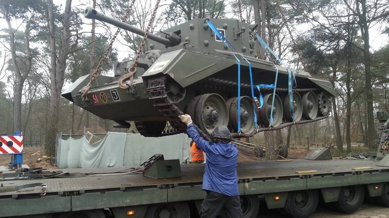 De tank wordt op de kraan getakeld