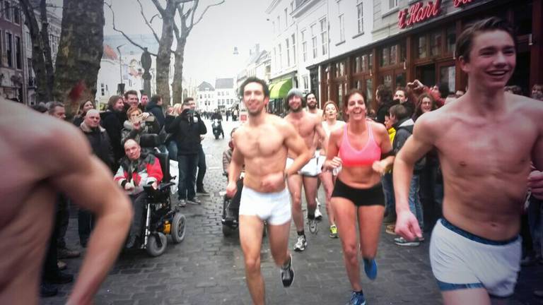 Fobie Yoghurt metro Brrrr... Koud! Hardlopen in je onderbroek door Breda - Omroep Brabant