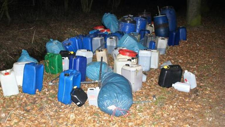 Soortgelijke vaten en jerrycans aan de Heezerweg - Eindhoven (Archieffoto)