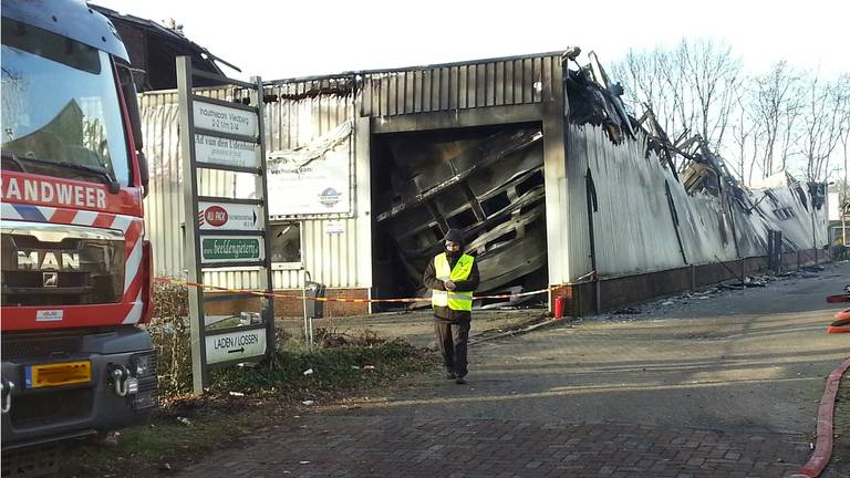 Rustige nacht in Vlijmen na brand bij Riant Verhuur