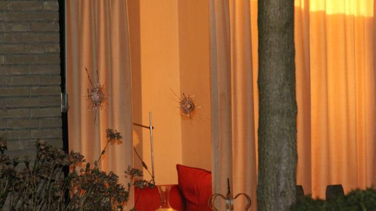 Voetbalkijkers in woning Oosterhout beschoten