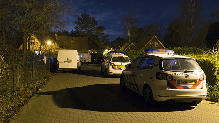 Zwaargewonde man gevonden op oprit (foto: Marco Verhage/SQ Vision)