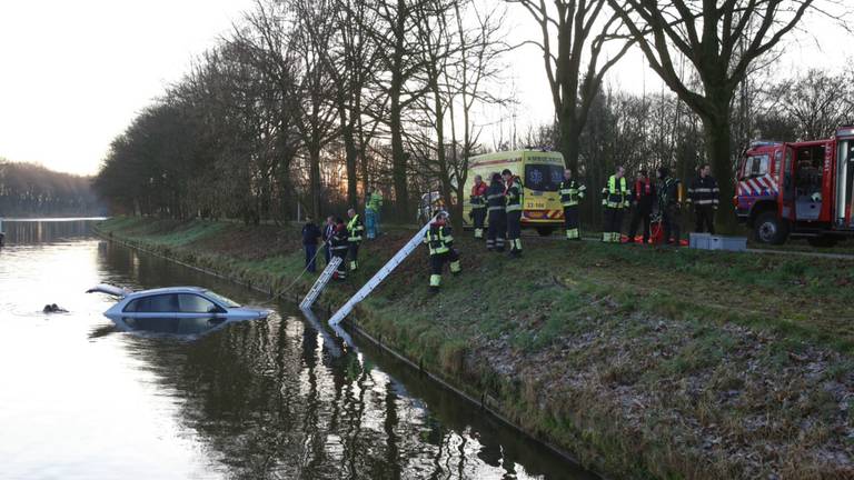 Auto rolt in kanaal bij Oirschot (foto: Sander van Gils/SQ Vision)