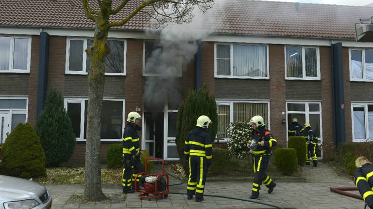 Brand in woning Elgarstraat. (foto: Jules Vorselaars / JV Media)