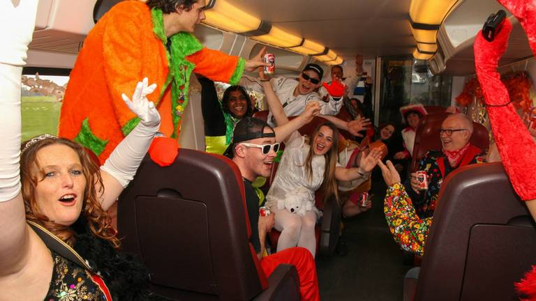 Met carnaval in de trein. (foto: Twan Spierts)