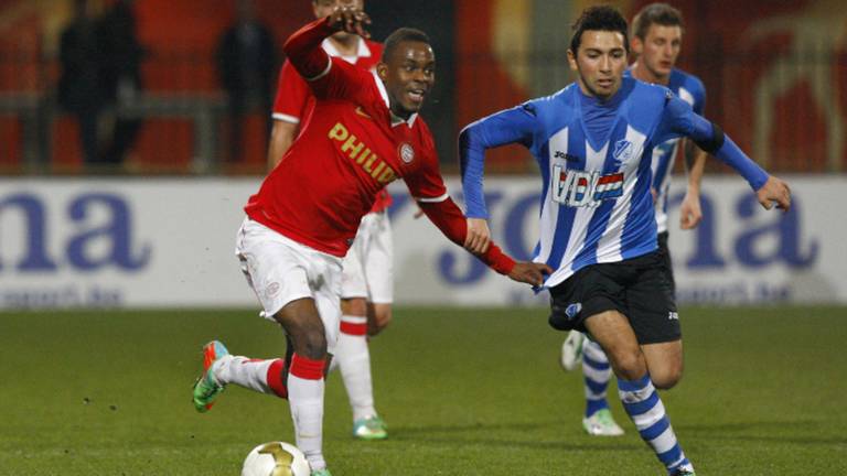 Overbeek van Jong PSV trekt aan shirt Cuevas van FC Eindhoven (foto: VI Images)