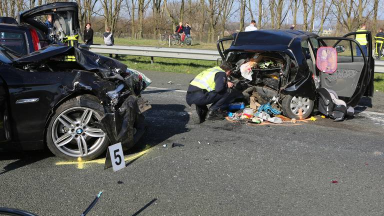 De ravage na het ongeluk. (Foto: Remco de Ruijter)