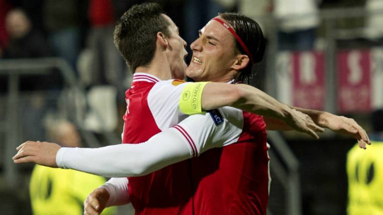 Nemanja Gudelj (rechts) is een belangrijke speler bij AZ. (Foto: ANP)