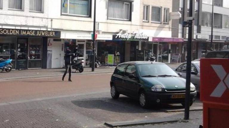 Ooggetuige over brute overval Kruisstraat Eindhoven: 'Hij had een klein automatisch wapen'