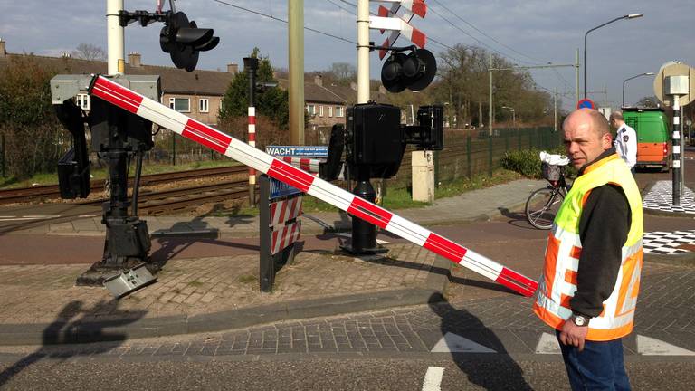Schade aan de spoorwegovergang in Vught. (Foto: Bart Meesters/Meesters Multi Media)