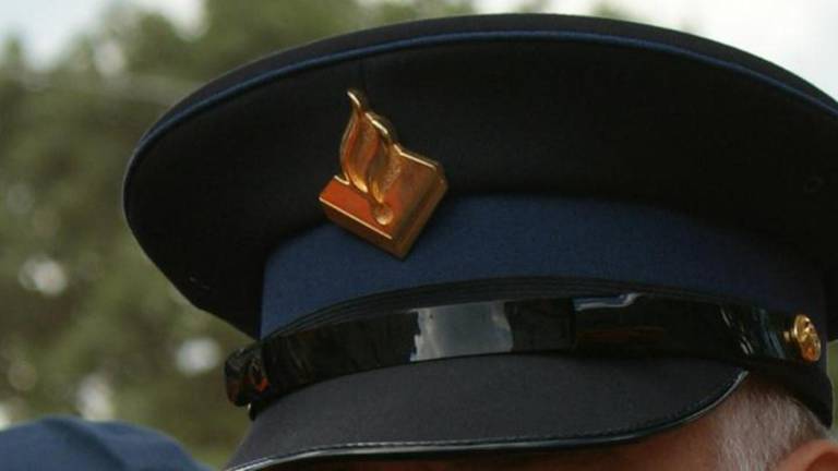 Ossenaar breekt vinger politieagent