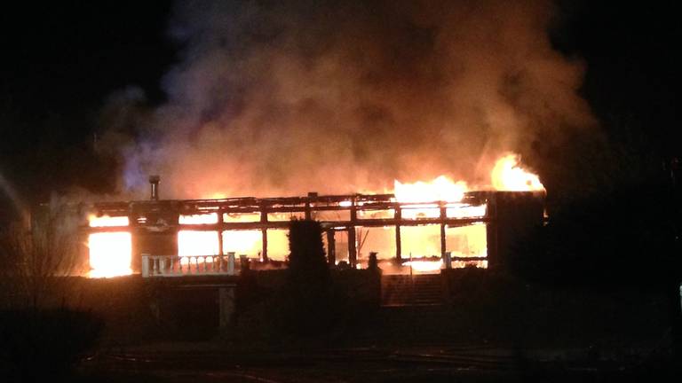 Een uitslaande brand heeft gisteravond laat een voormalig restaurant in Schaijk helemaal verwoest. 