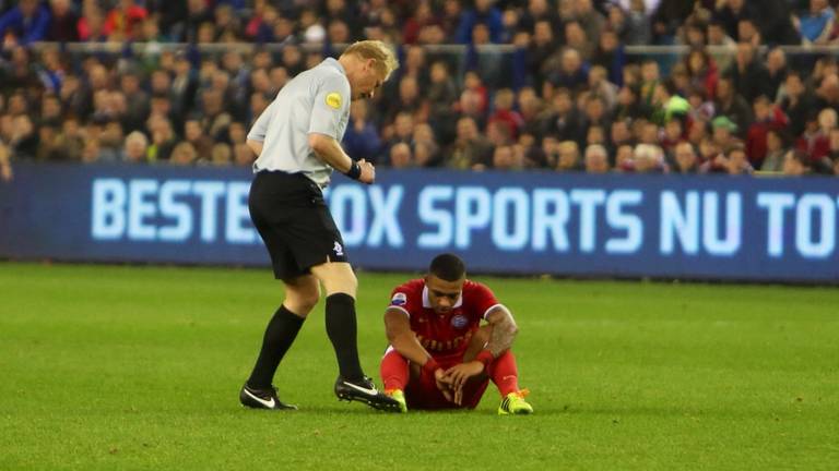 Depay op het veld na de elleboogstoot door Ibarra (Foto: Martijn de Bie)