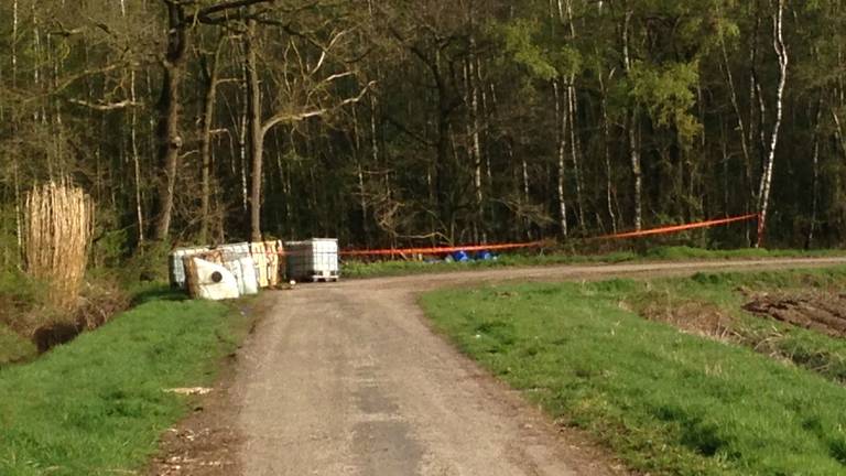 Tanks met chemische stoffen gedumpt bij bossen in Schaijk
