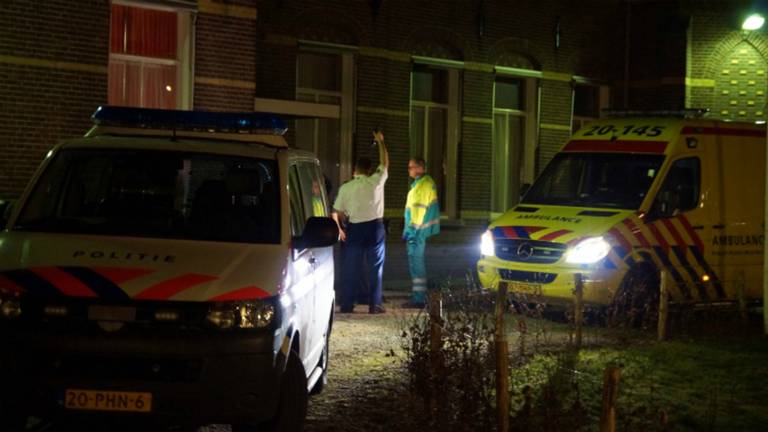 De politie en een ambulance kwamen naar de Erasstraat. (Foto: Martijn van Bijnen/FPMB)