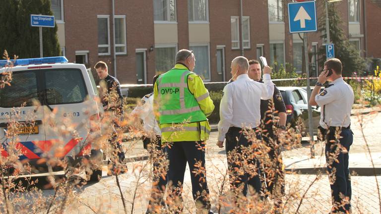 De politie doet onderzoek na de schietpartij. (foto: Alexander Vingerhoeds/Obscura Foto)