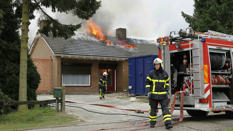 Uitslaande brand aan de Hogestraat in Bosschenhoofd (foto: Alexander Vingerhoeds/Obscura Foto)
