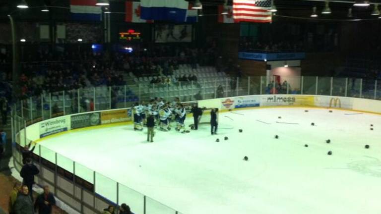 De dolblij ijshockeyers van Tilburg Trappers over het behalen van de landstitel