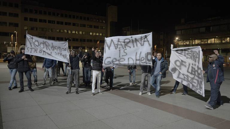 Korte demonstratie op het stadhuisplein in Eindhoven na schietpartij in Deurne