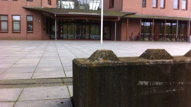 Betonblok voor het gemeentehuis (archieffoto: Jan Waalen)