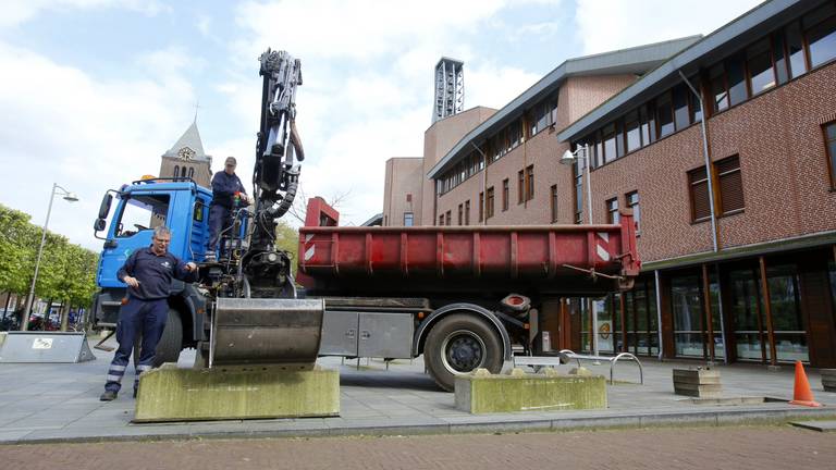 Betonblokken worden geplaatst (foto: Hans van Hamersveld)