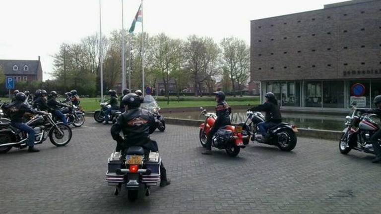 Toertocht van motorclub tegen afblazen Harleydagen in Aarle-Rixtel