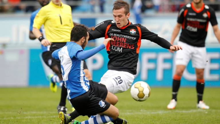 Artien en Wuytens vechten om de bal (foto: VI Images)
