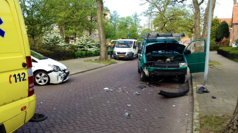 Bij het ongeluk raakten twee auto's zwaarbeschadigd. (Foto: hans van Hamersveld/SQ Vision)