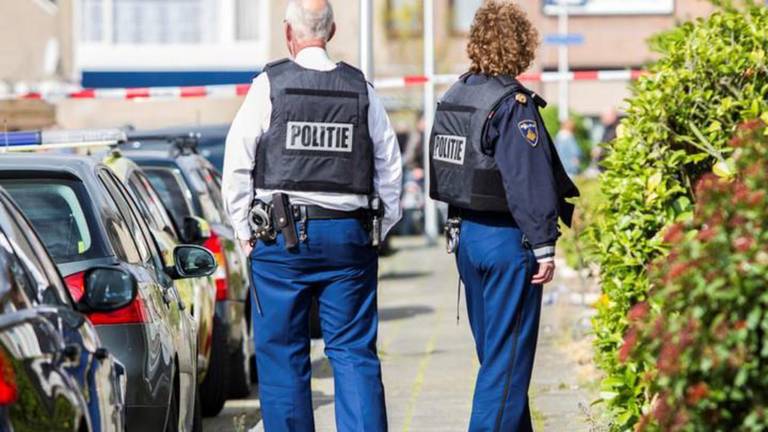 Politie doet onderzoek in Dahliastraat (Foto: Alexander Vingerhoets /Obscura Foto)