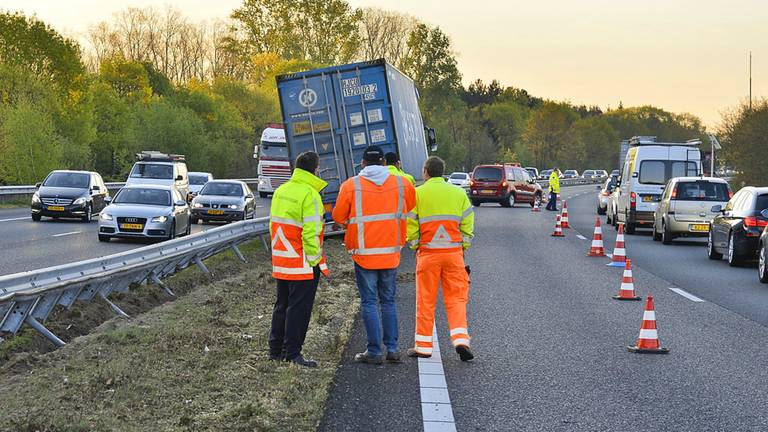 Vrachtwagen in middenberm van A2 Leende (foto: Rico Vogels/SQVision)