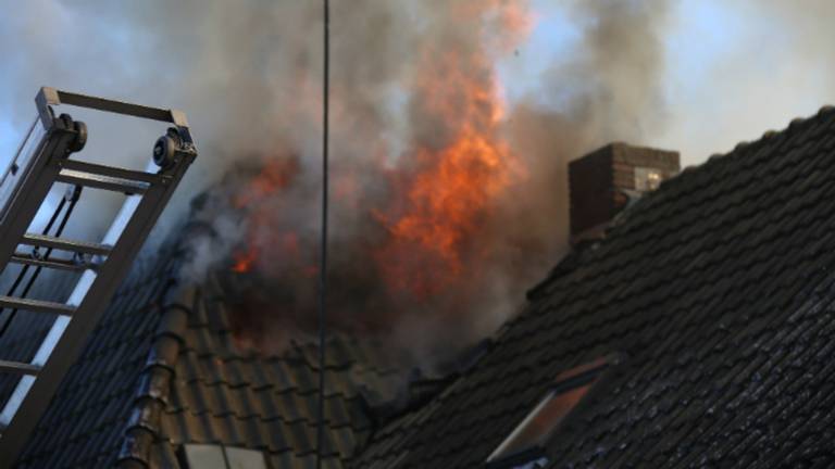 De brand ontstond vermoedelijk in een hennepkwekerij. (Foto: Gabor Heeres/SQ Vision)