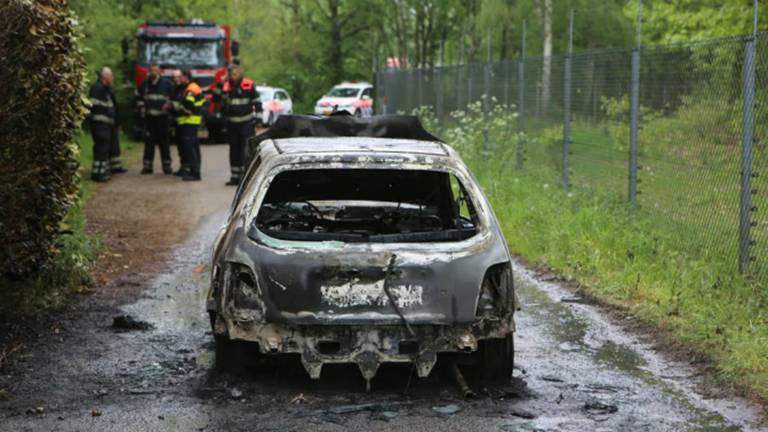 De uitgebrande vluchtauto (Foto: Remco de Ruijter Fotografie)