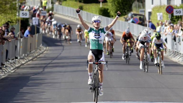 Marianne Vos als eerste over de finish (foto: Anton Vos)