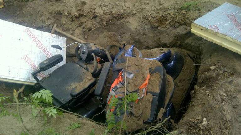 Scootmobielen gevonden in gat (foto: Politie)