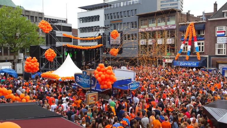 Koningsdag 2014: de Markt in Eindhoven staat bomvol