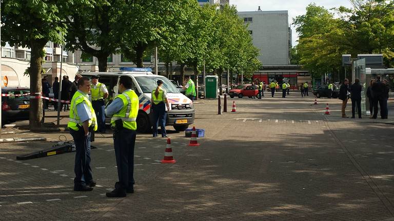 Controle op de Westermarkt in Tilburg. (foto: Jack Brekelmans/Persburo-BMS)