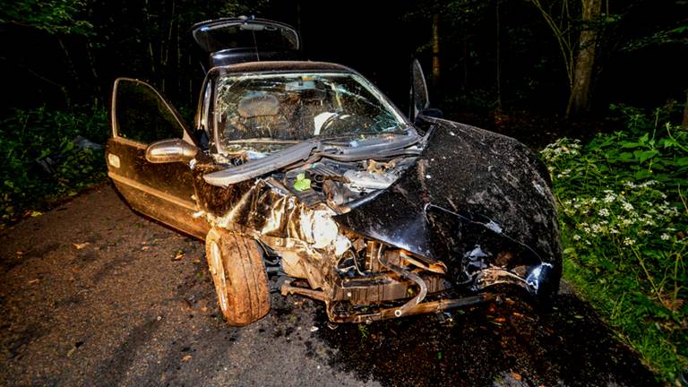 De auto raakte zwaar beschadigd (Foto: SQ Vision/Luuk Koenen)