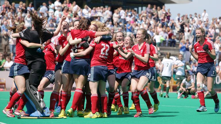 Vrouwen van HC Tilburg juichen na winst op Rotterdam (bron: VI Images)