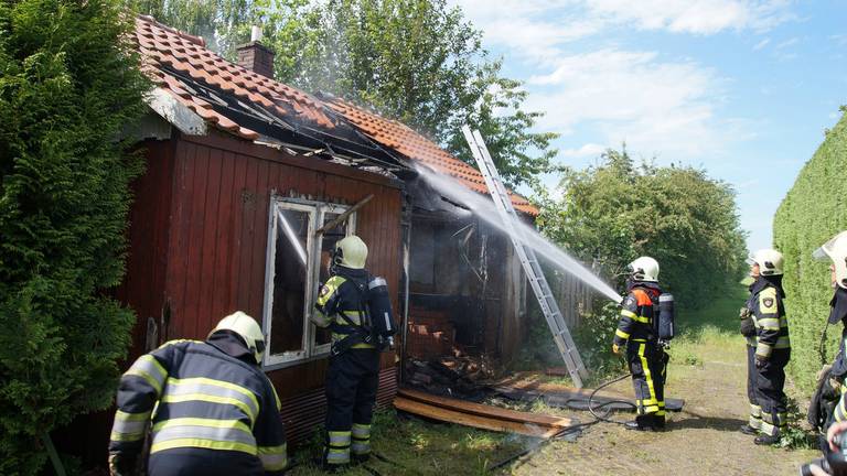 Brand in een schuur in Raamsdonk. (foto: FPMB Martijen van Bijnen)