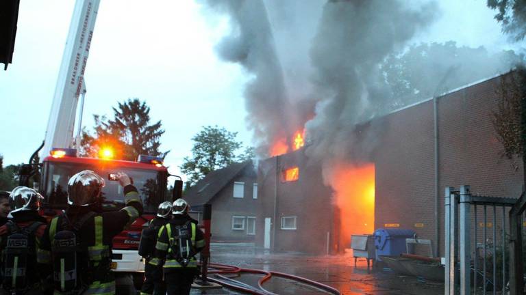 Vlammen en veel rook bij brand in loods Berlicum