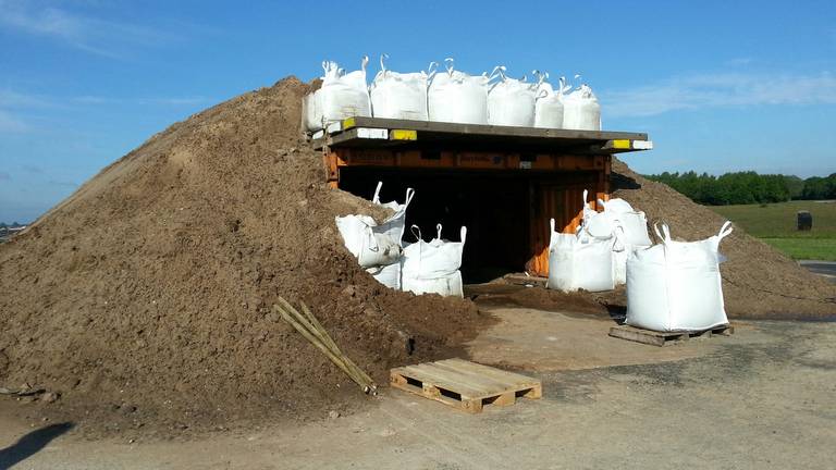 De bommen worden in een zandbunker geplaatst