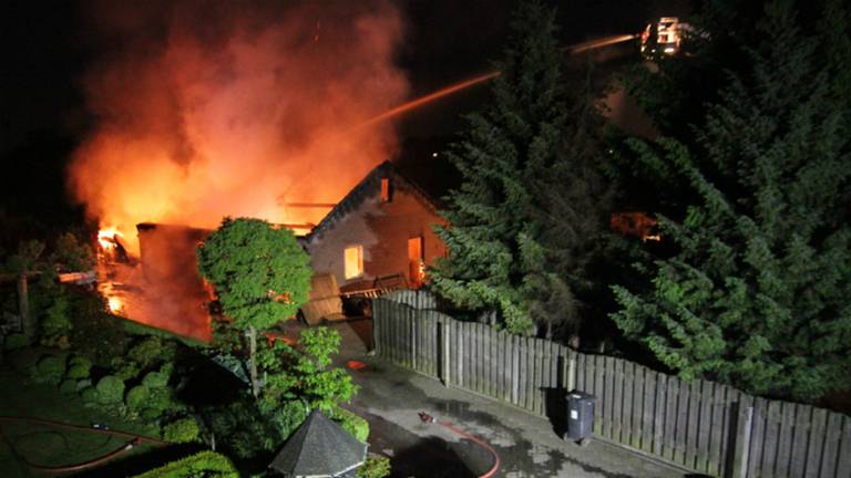 Vanwege de gasflessen werd er op veilige afstand geblust. (Foto: Harrie Grijseels/SQ Vision)