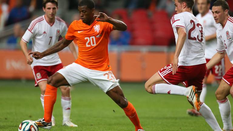 Georginio Wijnaldum aan de bal tegen Wales (foto: VI Images)