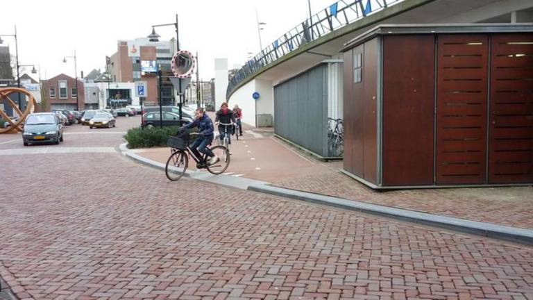 Verplaatsing fietspad moet voor minder ongelukken zorgen (Foto: Ferenc Triki)