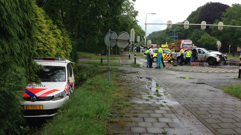 De politieauto belandde in de sloot (Foto: Bart Meesters / Meesters Multi Media)