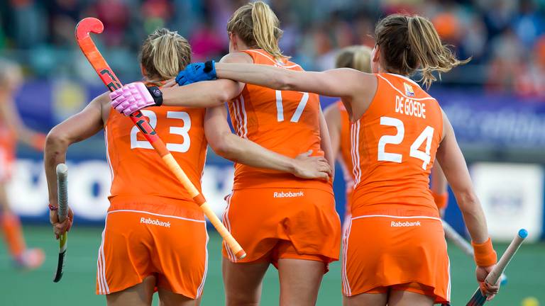 Hockeysters vieren doelpunt (archieffoto: ANP)