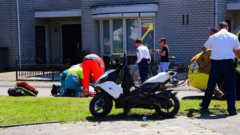 Bestuurder scooter gewond na ongeluk in Oss (Foto: Charles Mallo / SQ Vision)