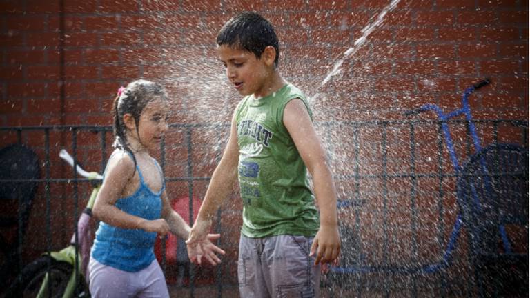 Verkoeling is erg lekker met dit warme weer (foto: ANP)