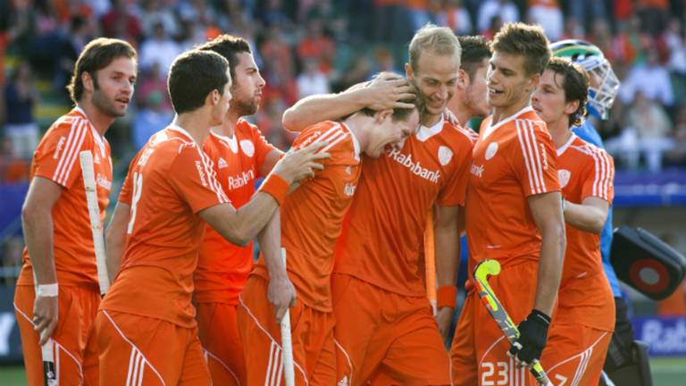 De Oranje-hockeyers juichen na weer een doelpunt (foto: ANP)