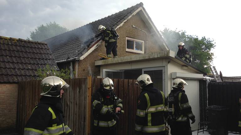 Grote schade aan huis Kruisstraat in Rosmalen na blikseminslag (Foto: Bart Meesters / Meesters Multi Media)